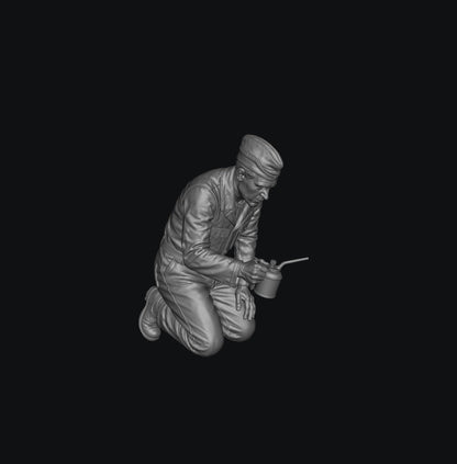 SW1154 WW2 RAF Ground Mechanic Kneeling B 1:35/1:32 Scale 'Hand Painted'