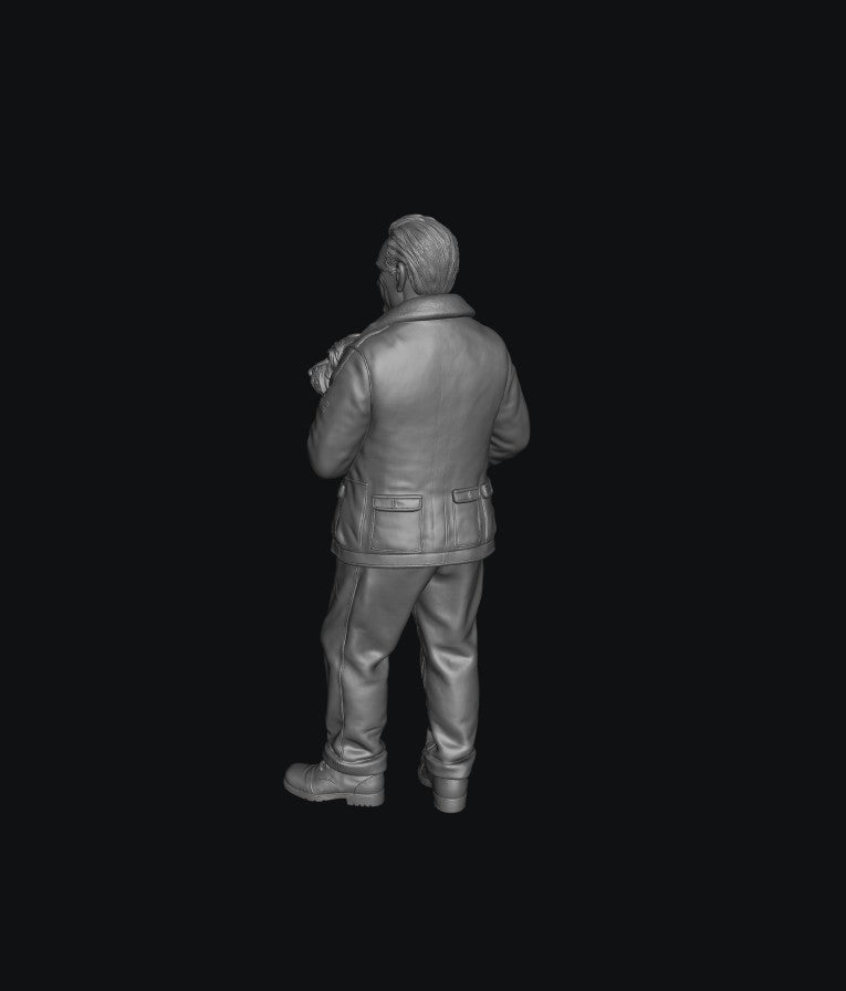 SW1154 WW2 RAF Sergeant Aircrew Holding Dog B 1:35/1:32 Scale 'Hand Painted'
