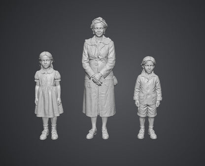 SW8268 1940 Mum and Children 1:35/1:32 Scale 'Hand Painted'