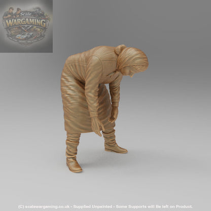 SW977A Female Farm Worker Working in Field - Figure